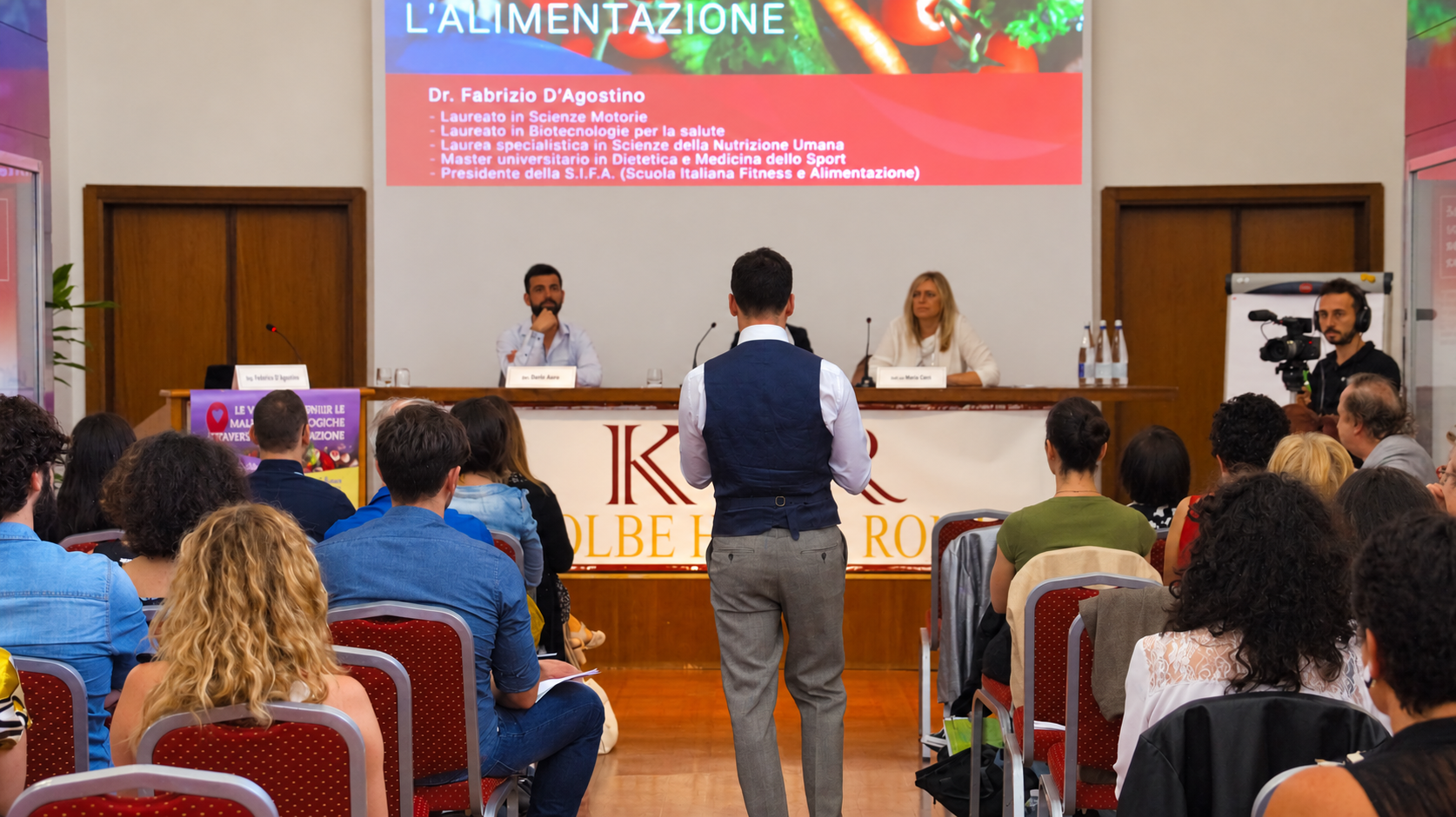 Fabrizio D’Agostino presenta una relazione a un convegno